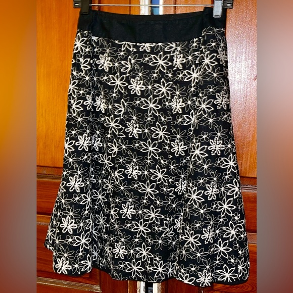 Christopher & Banks Black & White Embroidered Daisy Skirt. Size 10 - Picture 5 of 6